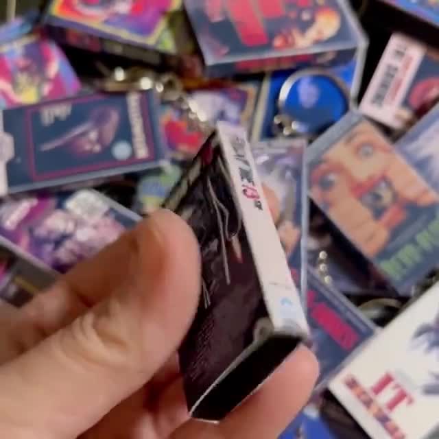 ミニホラーVHSキーチェーン | 映画キーチェーン | ホラー映画バッグ ミニホラーVHSキーチェーン | 映画キーチェーン | ホラー映画バッグ