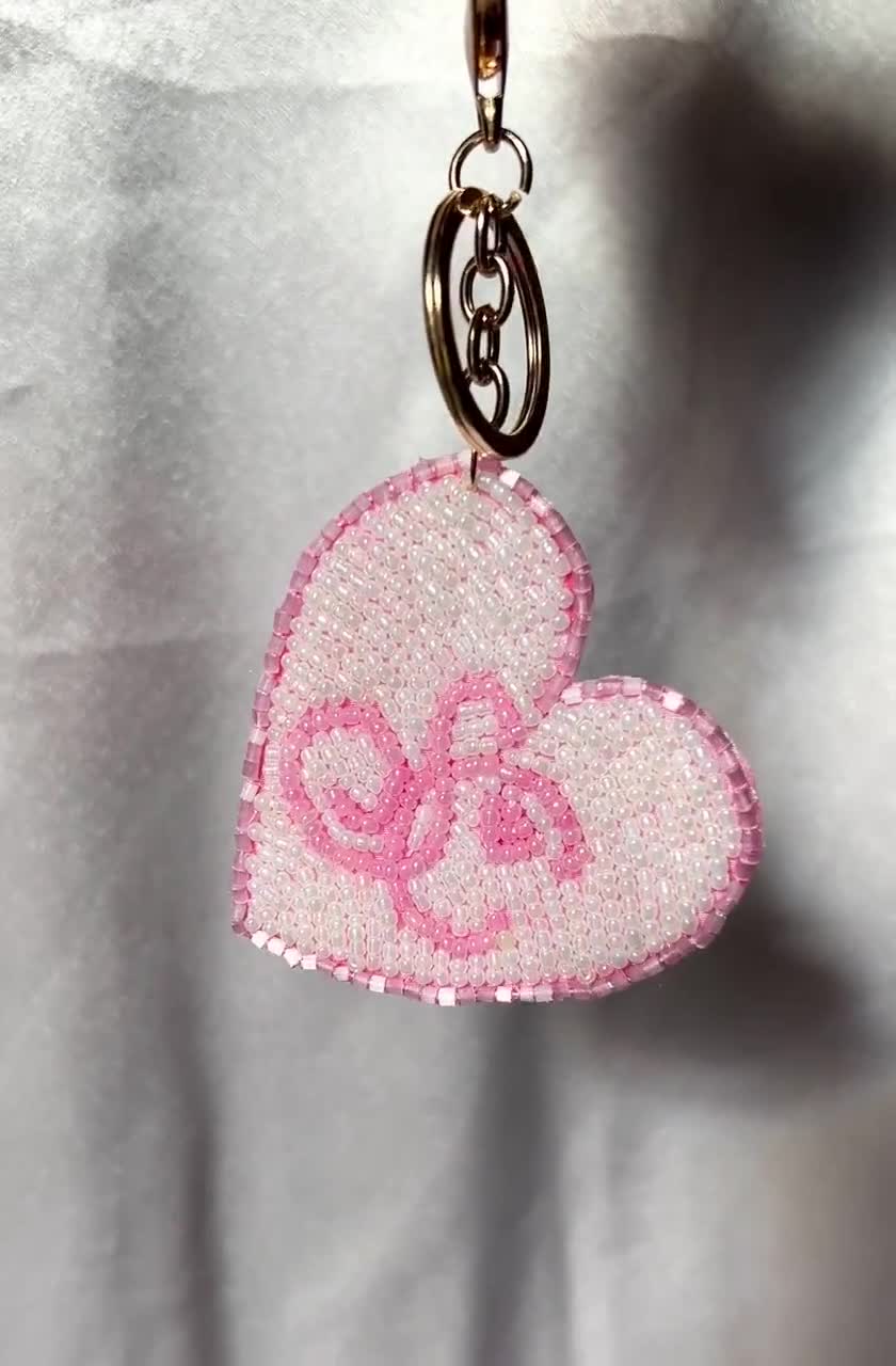 ビーズのイニシャルキーホルダー、シードビーズ刺繍のハートバッグ