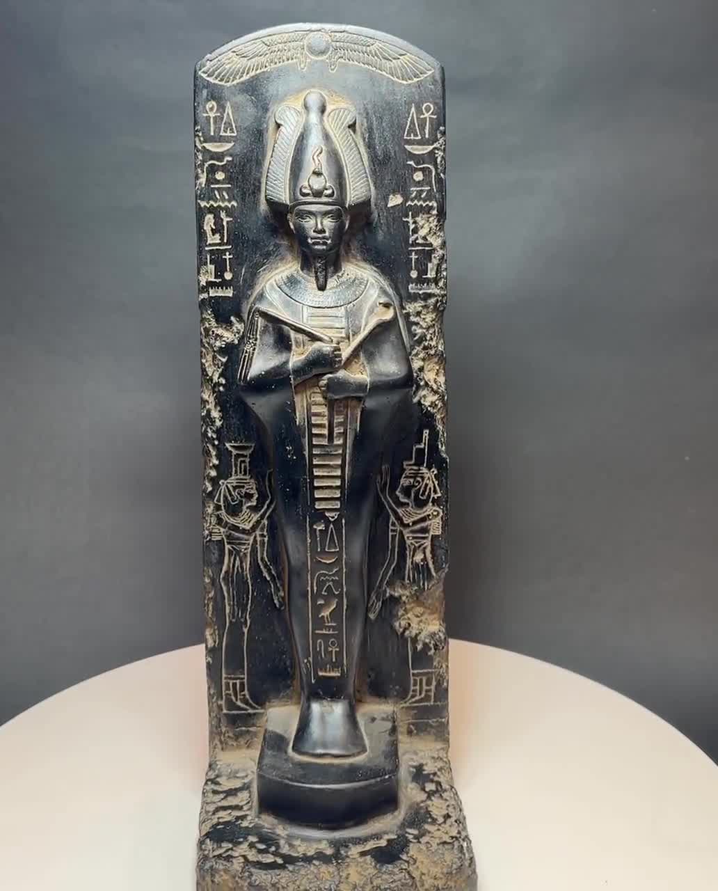 Escultura de Osiris en basalto negro, estatua del dios egipcio antiguo video poster
