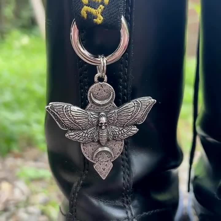 Charms para botas con forma de polilla y luna Charms esotéricos para bolsos Charms para botas con forma de insecto Joyas góticas para botas Accesorios góticos Etiquetas para bolsos con forma de media luna Clips para zapatos video poster