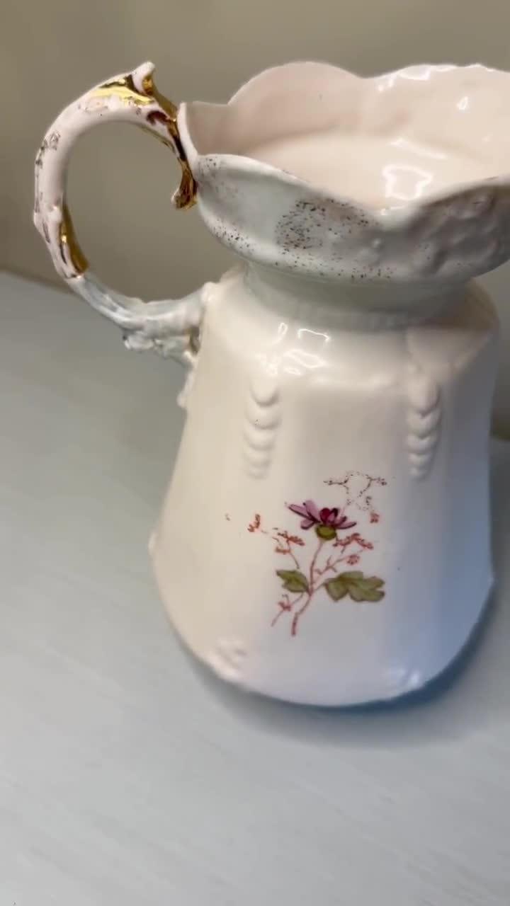 ビクトリアンスタイルのピッチャー型花瓶｜メタリックな縁取りが施され