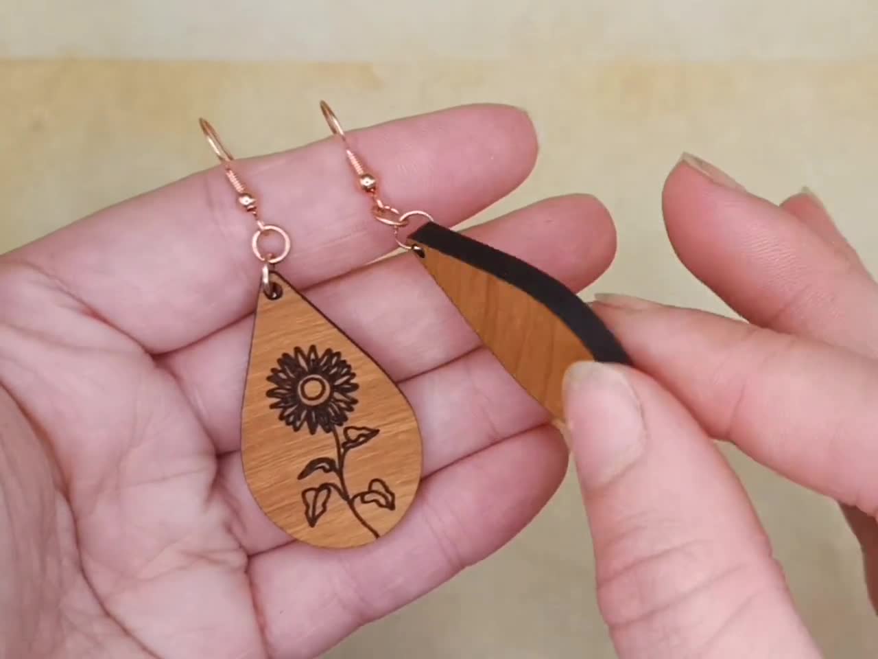 Orecchini a forma di girasole dipinti a mano: gioielli in legno tagliato al laser - Italia