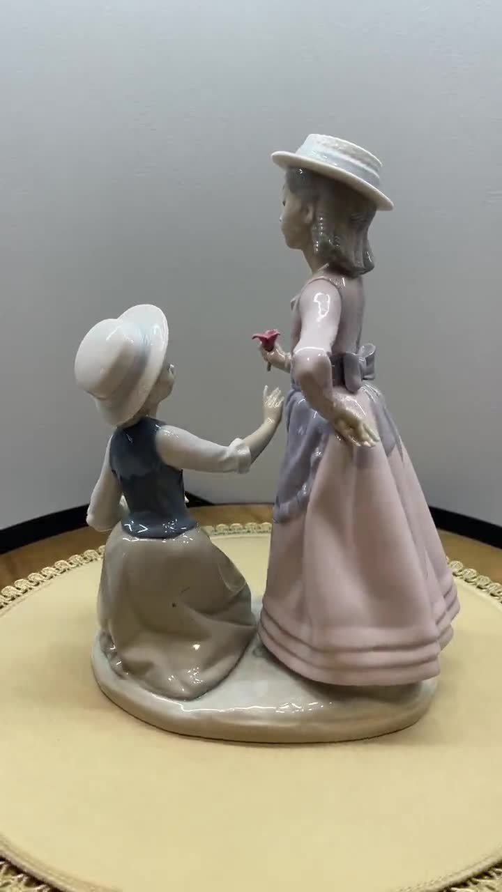 ヴィンテージ リヤドロ NAO 磁器フィギュア – 花を摘む二人の少女