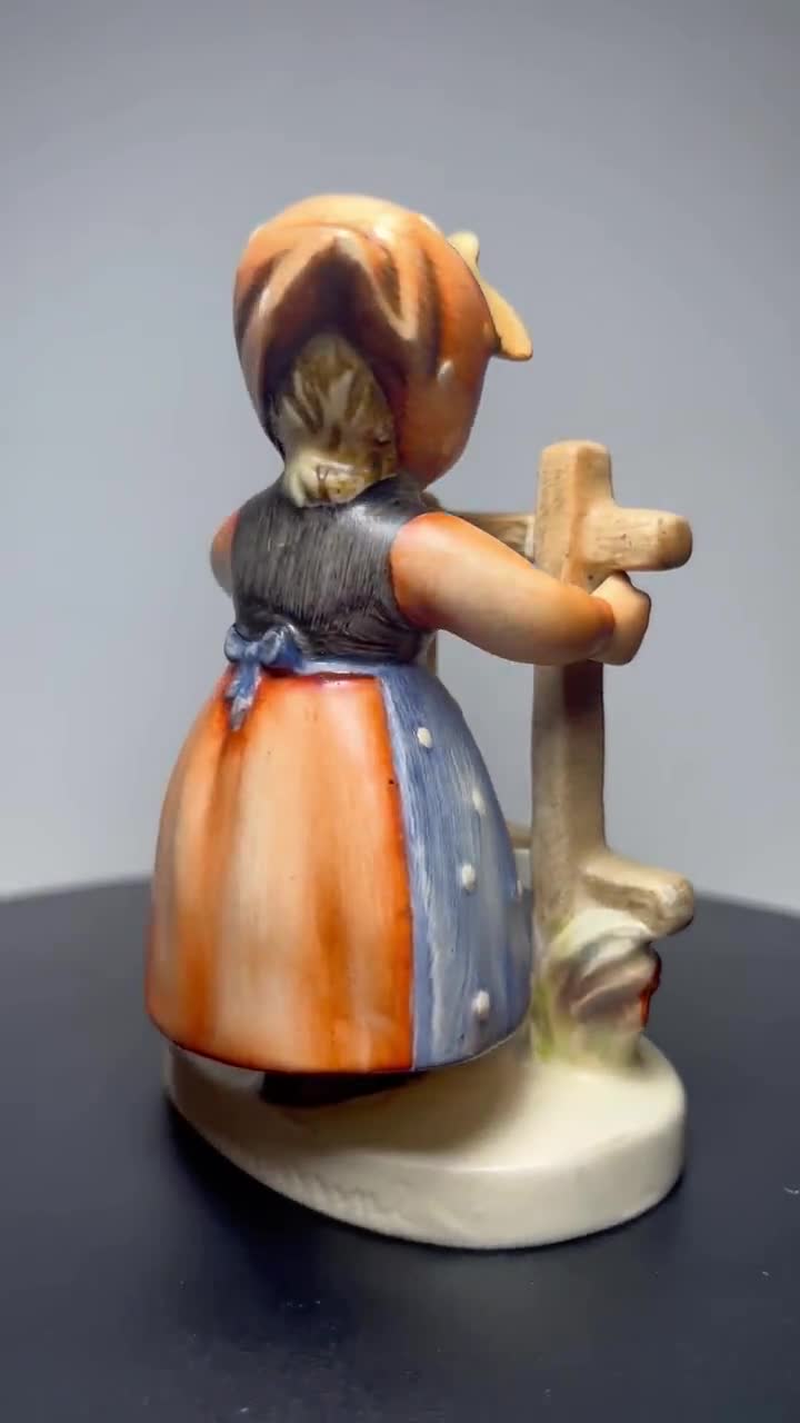 Vintage Hummel Figurine: 