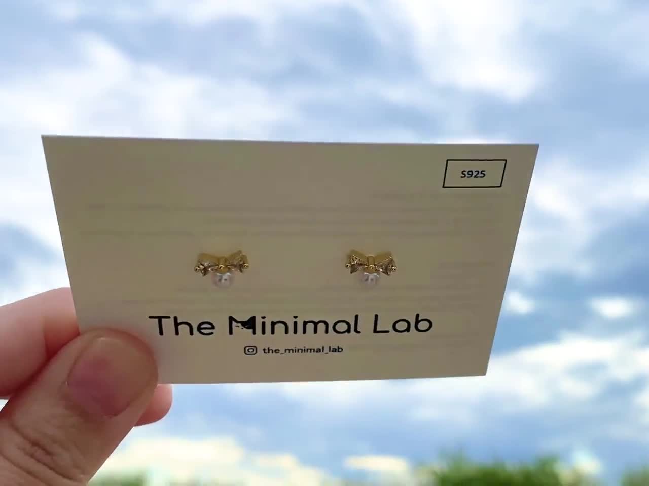 Pendiente de lazo de perla, pendiente minimalista de perla de plata esterlina, delicados pendientes de lazo, pendientes de perla pequeños, pendientes de lazo, pendientes de nudo pequeño video poster