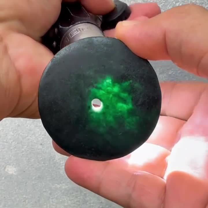 黒翡翠ドーナツペンダント：ビルマ産翡翠彫刻、グレードA - Etsy 日本