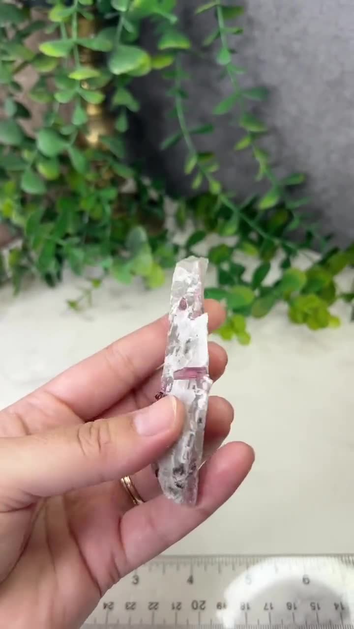 ブラジル、ミナスジェライス産のマルチカラー ピンク ルベライト