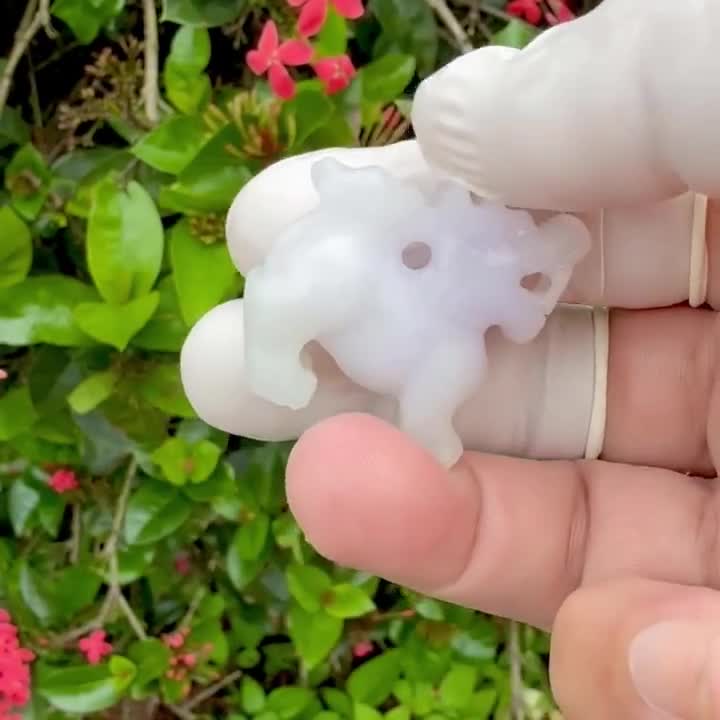 二色翡翠のキリンのお守り：ビルマ産ラベンダー＆グリーンの彫刻