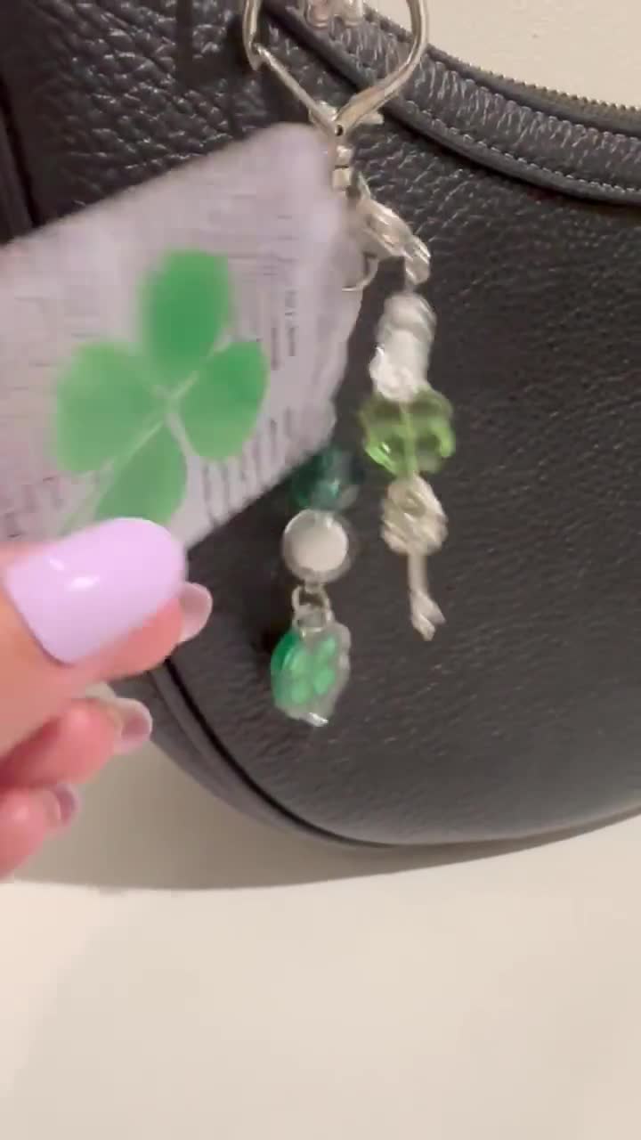 涙の女王をモチーフにした四つ葉のクローバーキーホルダー - Etsy 日本