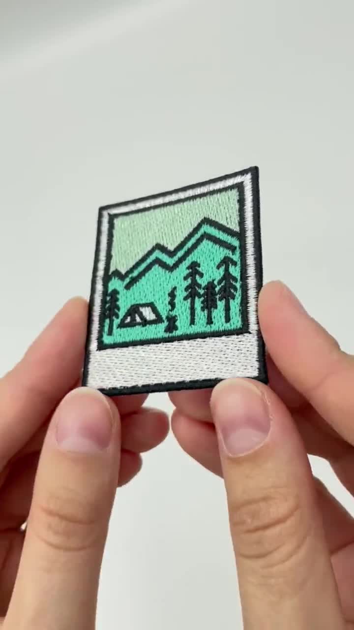 Finalmente A Casa Toppa Termoadesiva Montagne Astratte – Toppa Da Ferro Su Vestiti, Zaini, Giacche, Regalo Per Escursionisti - copertina