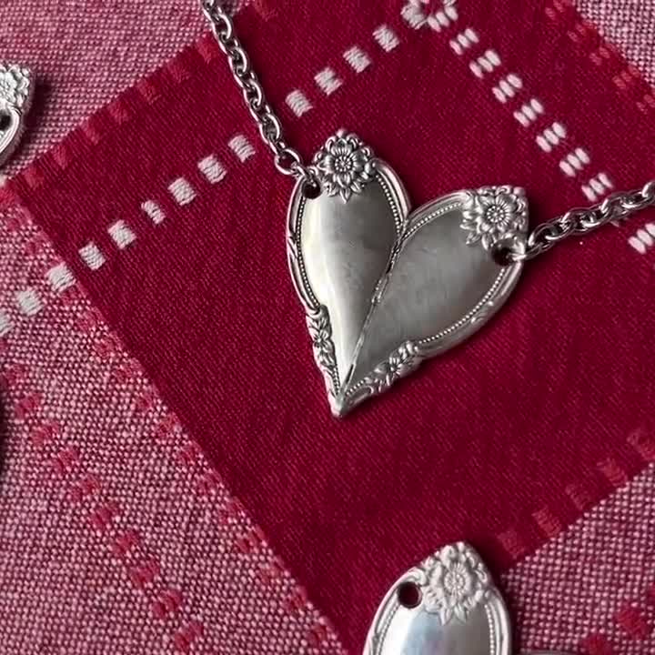 ■VINTAGE HOLLYWOOD■ Keyhole Heart Necklace VH249ONE001M Vintage_WWII_1940s_Marine_Corp