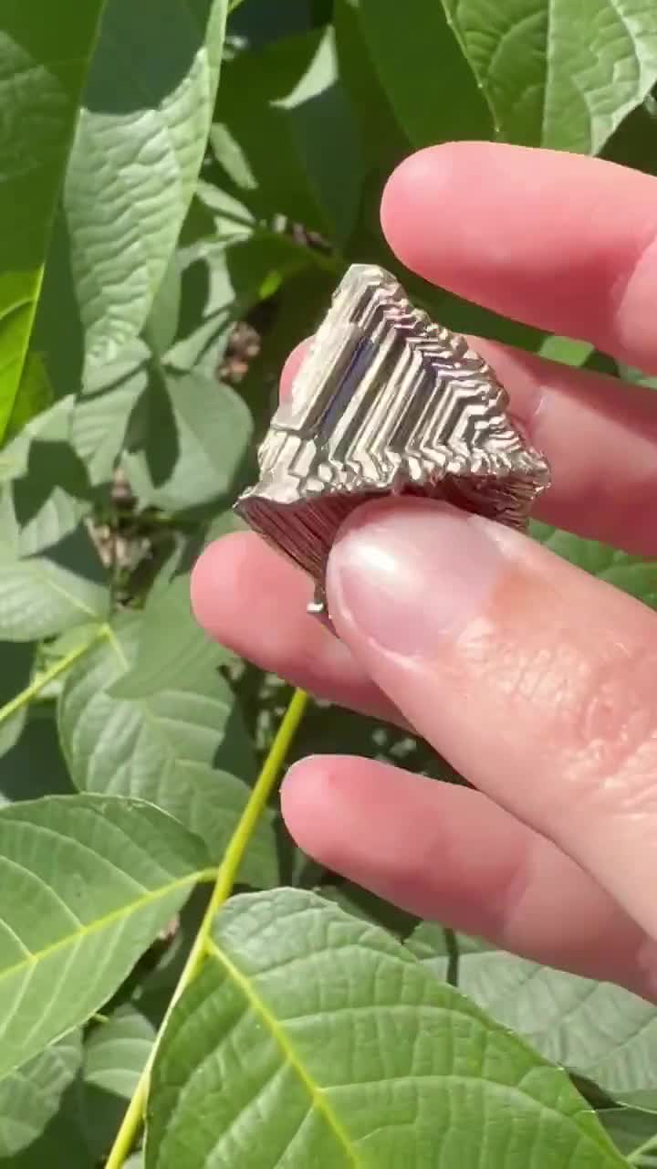 ビスマス結晶標本：虹色階段ホッパー結晶 - Etsy 日本