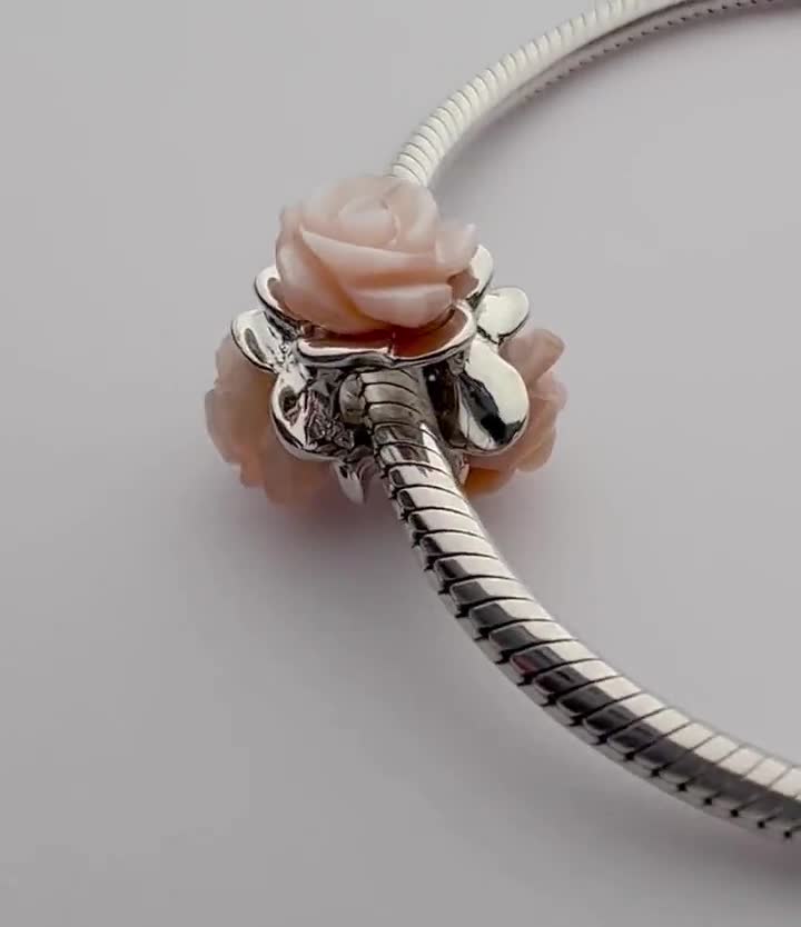 パンドラ925スターリングシルバーのチャーム。ピンクの光沢のあるバラ