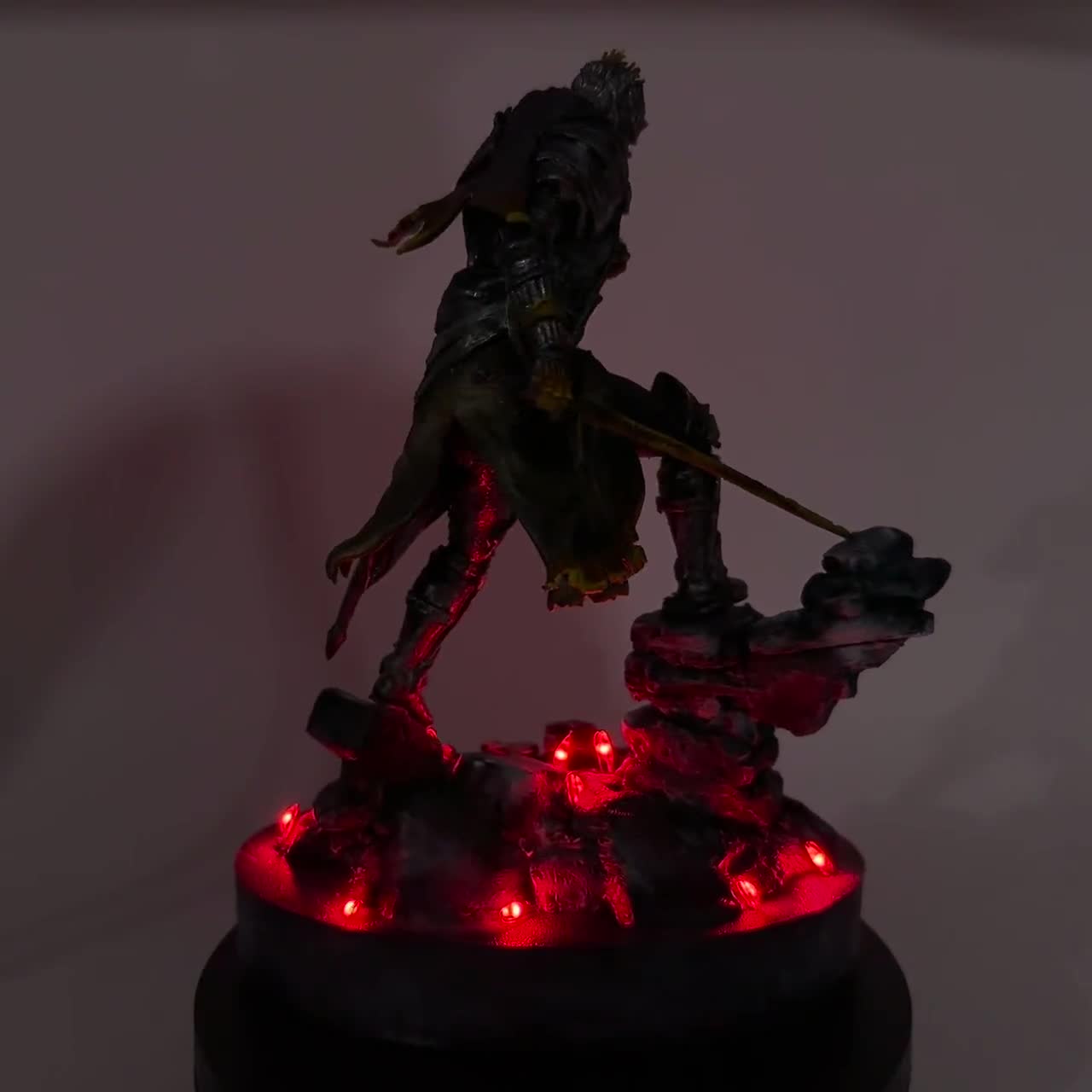 ダークソウル　フィギュア　レジンランプ　レジンアート　インテリア　LED ソウル・オブ・シンダー樹脂製フィギュア（LEDライト付き） - ダーク
