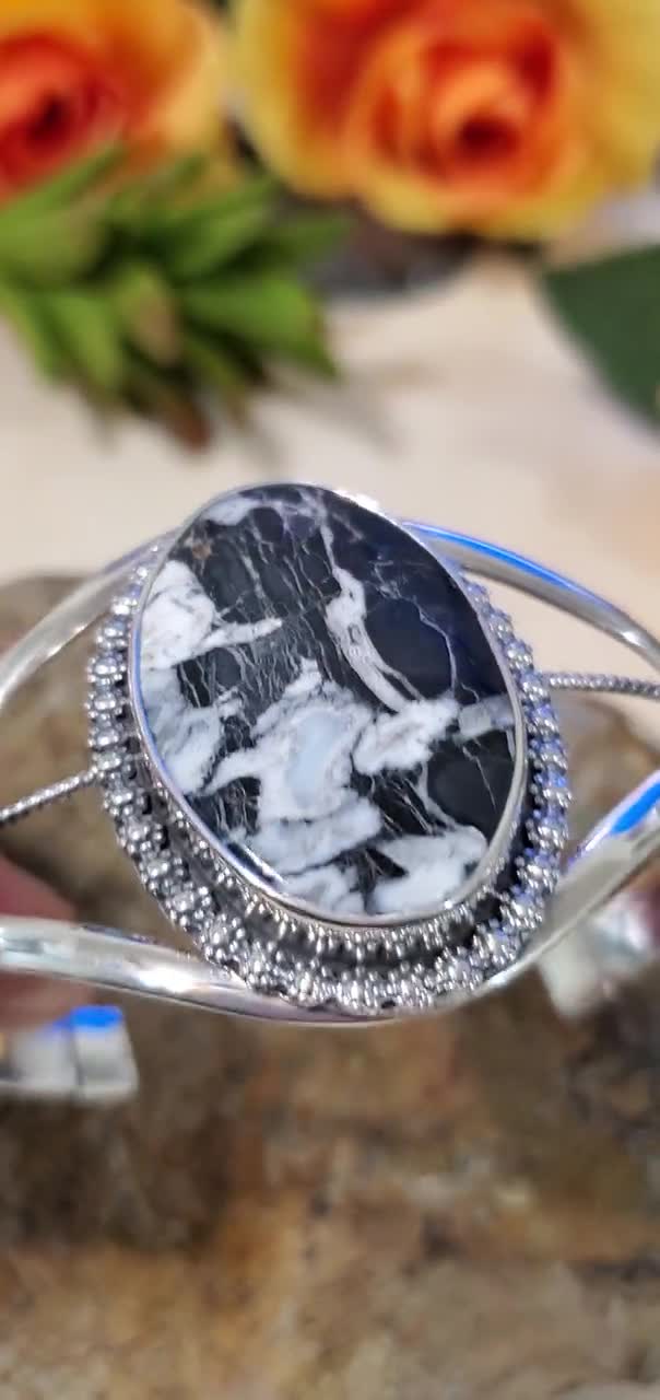 ホワイトバッファローブレスレットカフ / スターリングシルバー