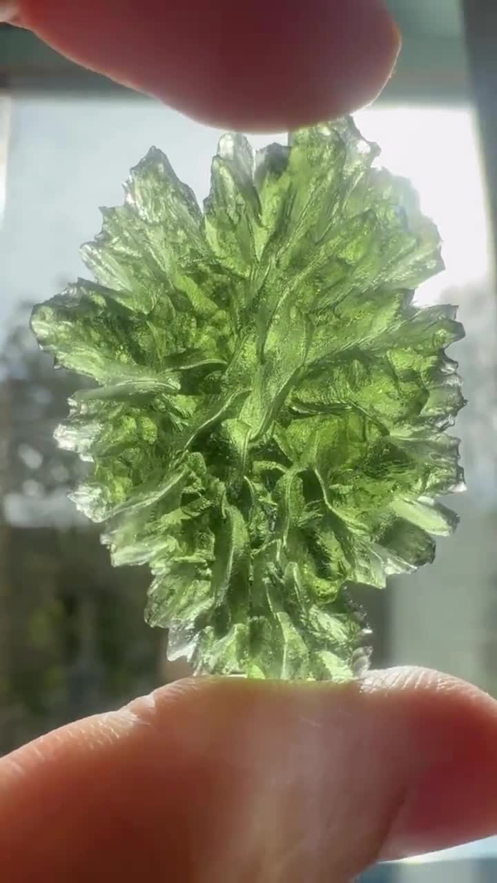 博物館グレードのベセドニツェ ジェスコヴナ モルダバイト クリスタル