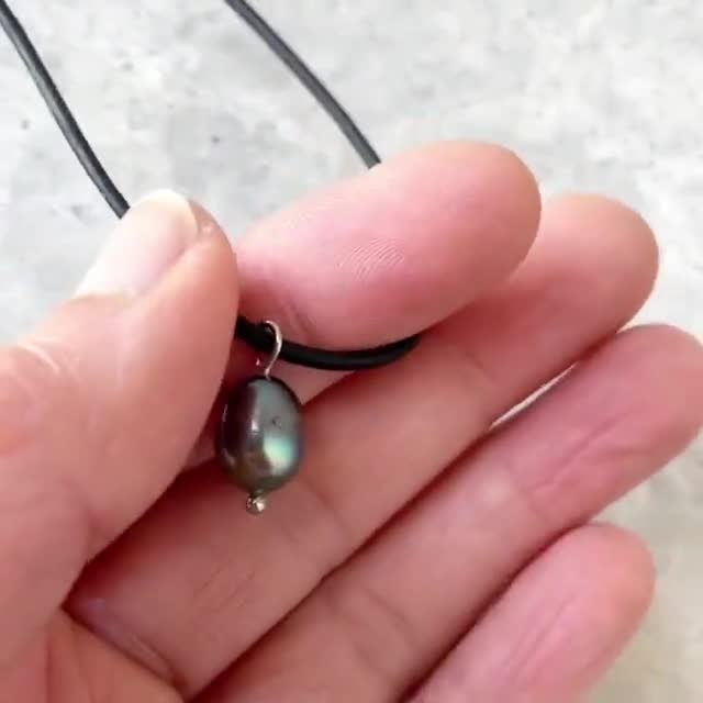 Collar de perlas grises de agua dulce, cordón de cuero negro, joya de cumpleaños de junio video poster