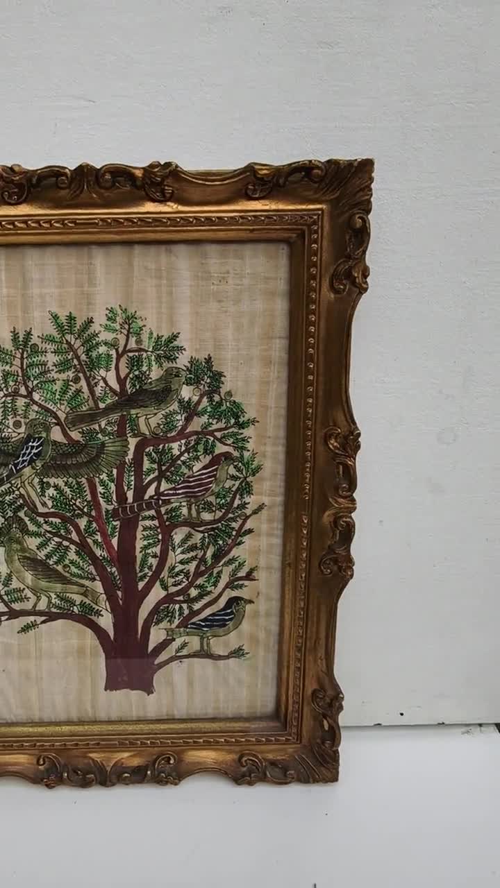 パピルスに描かれたエジプトの鳥の絵、装飾的な額縁の木の壁掛けアート