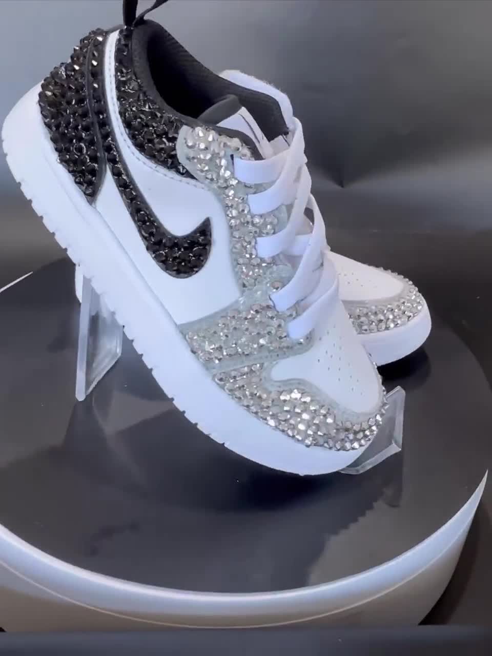 Jordan 1 Low con diamantes de imitación, zapatillas personalizadas plateadas y negras con brillo, Nike con adornos deslumbrantes video poster
