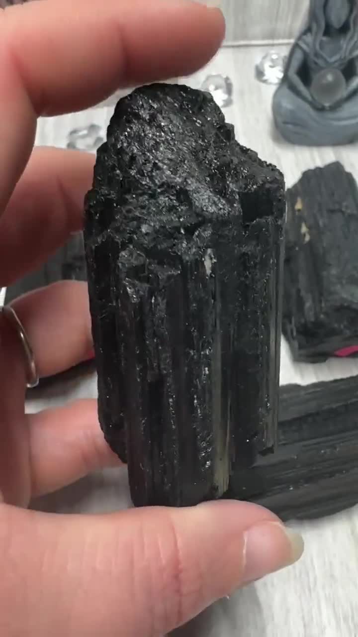 Trozos de turmalina negra en bruto video poster