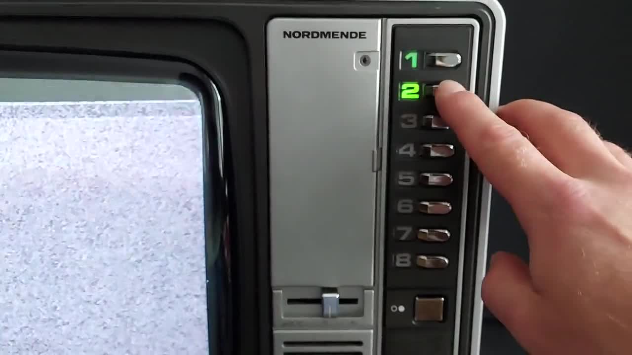 Nordmende Color 1400 ヴィンテージ、1983 年のブラウン管テレビから