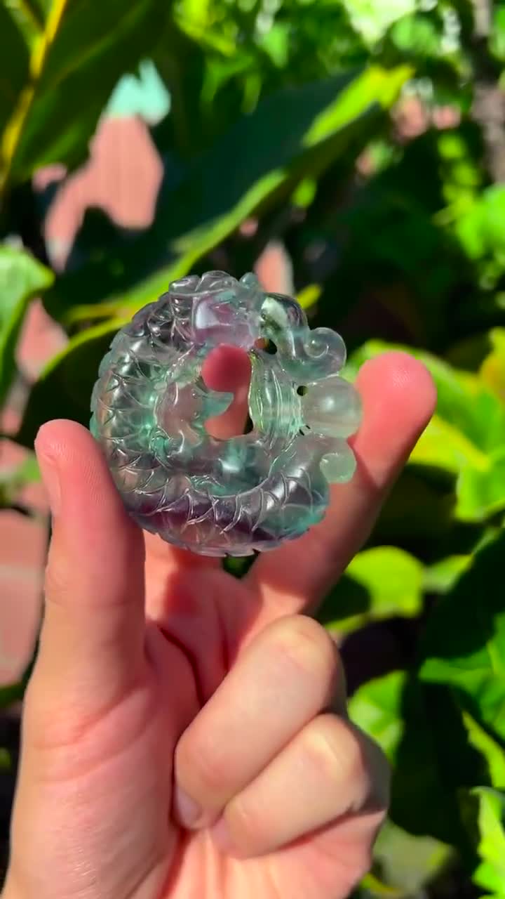 蛍石九尾狐（ドラゴンの紋章付き） - 宝石グレード - Etsy 日本