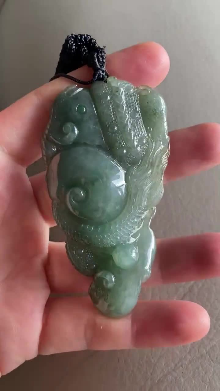 中国龍翡翠ペンダント、ライトグリーン、天然グレードA翡翠、ビルマ