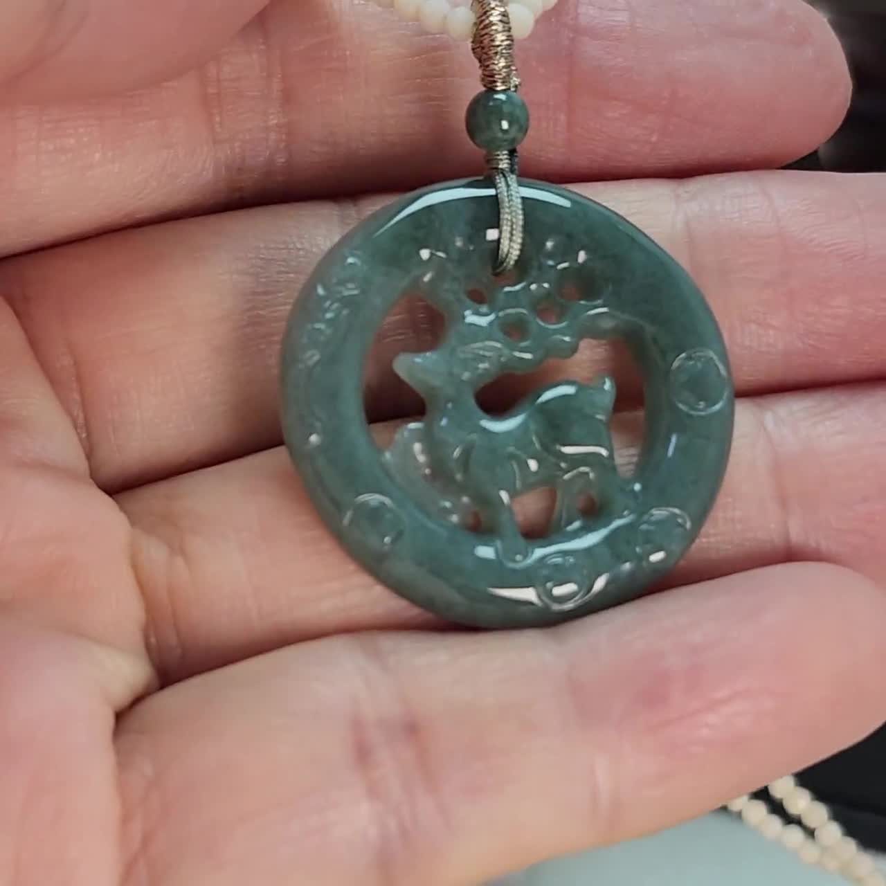 グレードA翡翠中空デザイン美しい鹿未処理天然翡翠ラウンドペンダント