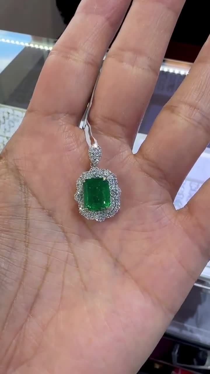 美しい緑の宝石天然エメラルド　ダイヤペンダントトップ　K18YG E2.38ct ビズー公式】エメラルド ダイヤモンド K18(18金) ペンダント