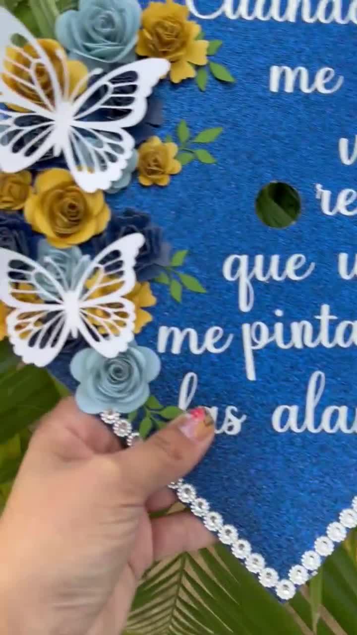 Spanish Grad Cap Topper | Cuando me vean volar recuerda quien piento mis  alas | Custom Quote | Grad 2024 | Navy Blue & Mustard Butterflies