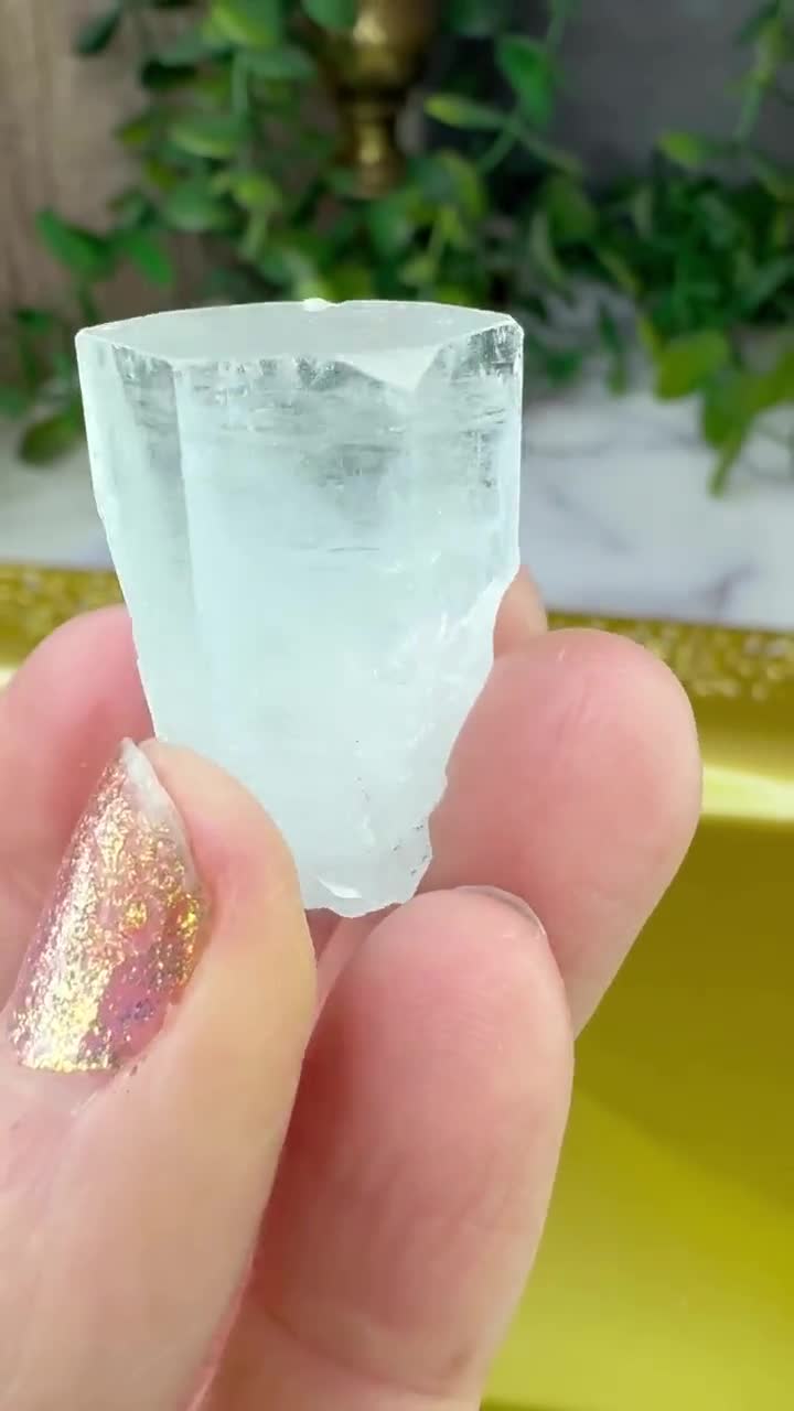 パキスタン、スカルドゥ、シガール渓谷産の見事なアクアマリン: 最小