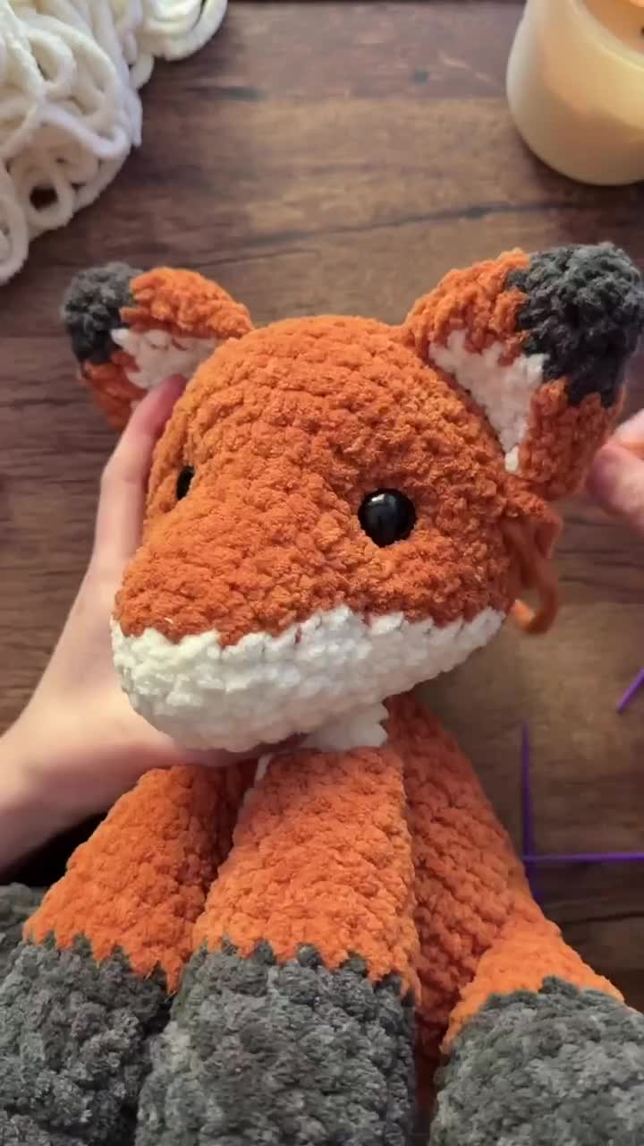 Patrón de amigurumi de zorro sentado a crochet / Tutorial de patrón de crochet de bosque / Patrón de peluche de zorro a crochet video poster
