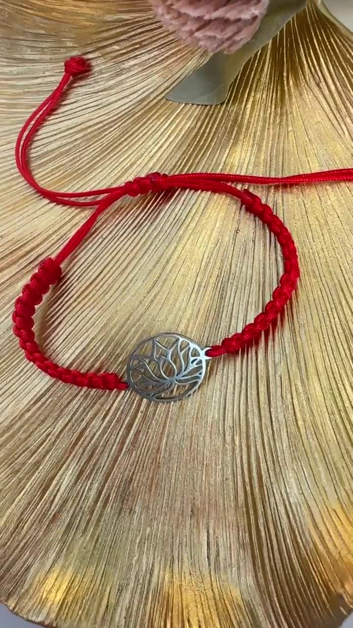 Bracciale intrecciato rosso regolabile con fiore di Loto Om - WKB02... | su MissHobby