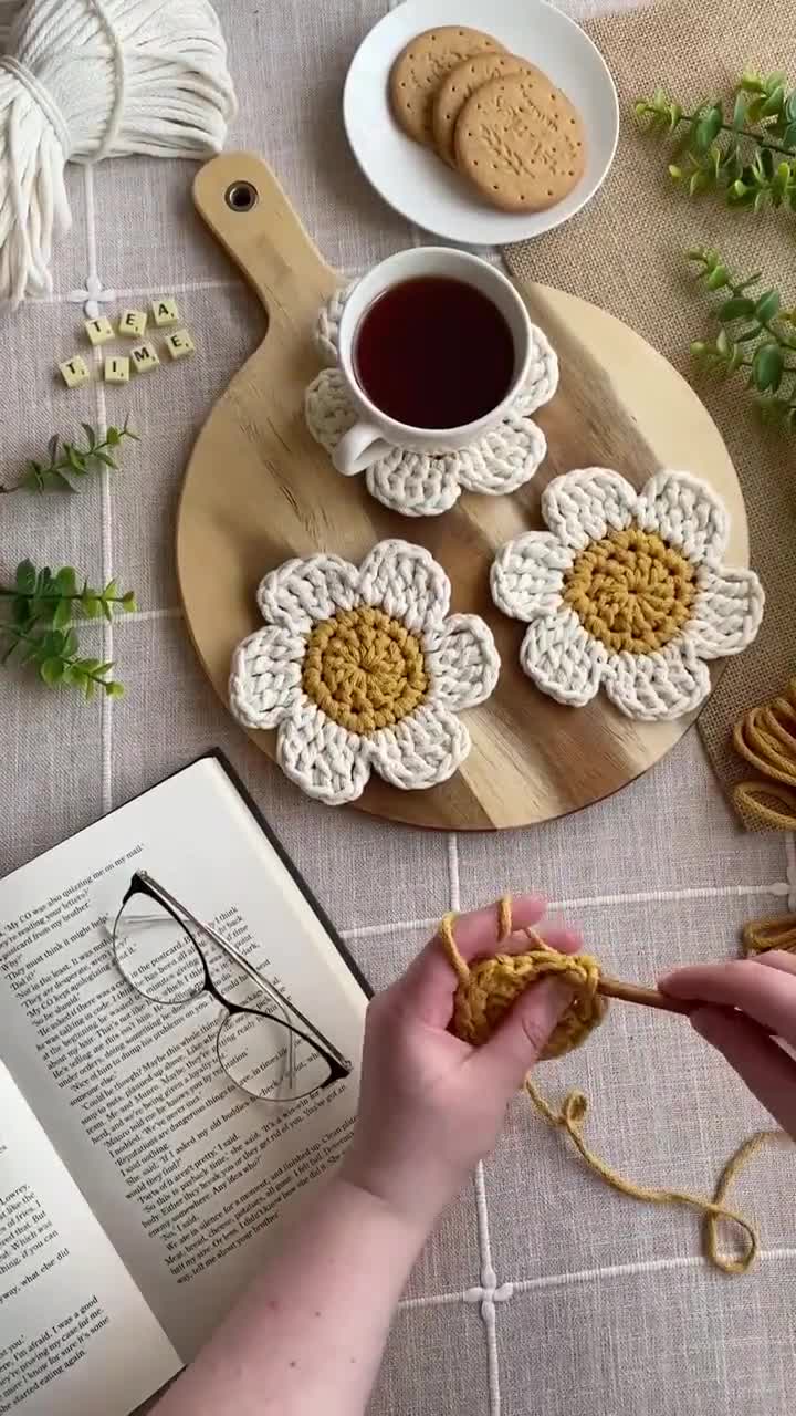 かぎ針編みの花のコースターの編み図：動画付き簡単チュートリアル