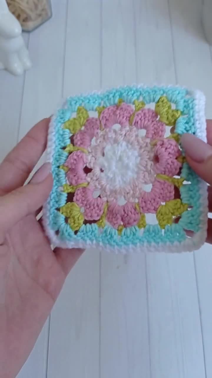 かぎ針編みのピンクの花柄グラニースクエアパターン - 咲き誇る