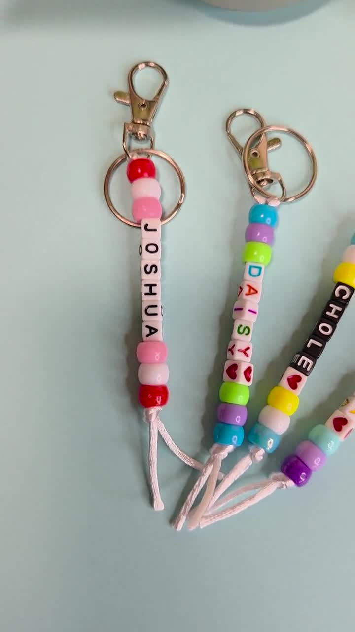 Regalos para el último día de clases para estudiantes, al por mayor, para preescolar, jardín de infantes y primer grado, con nombre personalizado, llavero para mochila infantil de parte del maestro. video poster