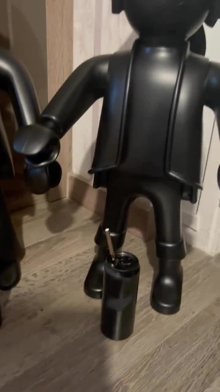 プレイモービル XXL 黒海賊フィギュア 65 cm、缶とスプレー缶付き