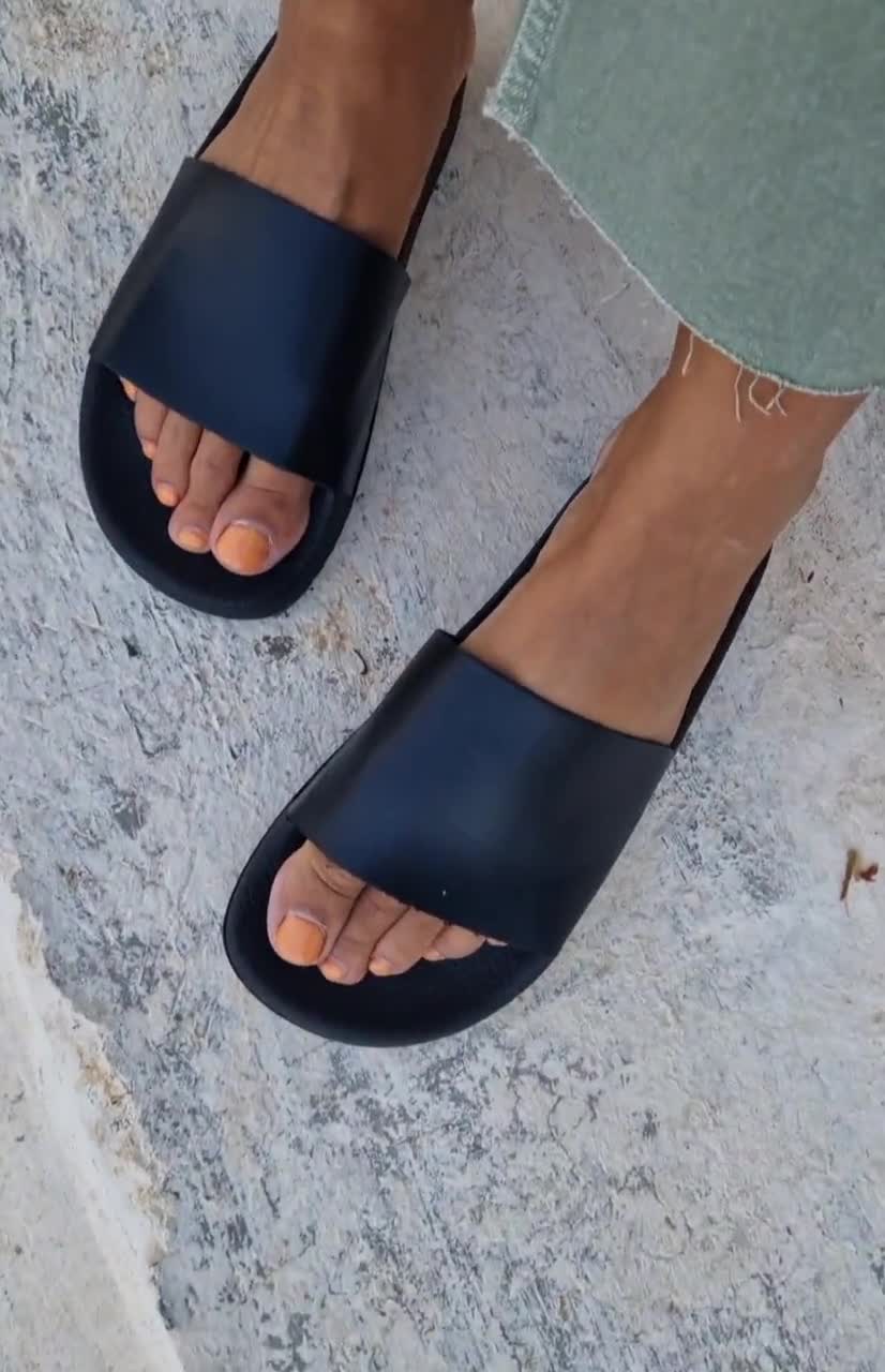 ハンドメイドレザースエードスライド、ギリシャサンダル、PVCソール、ギリシャレディーススライドサンダル、レディースサンダル、レザーサンダル、スエードフラット、スリッポン video poster