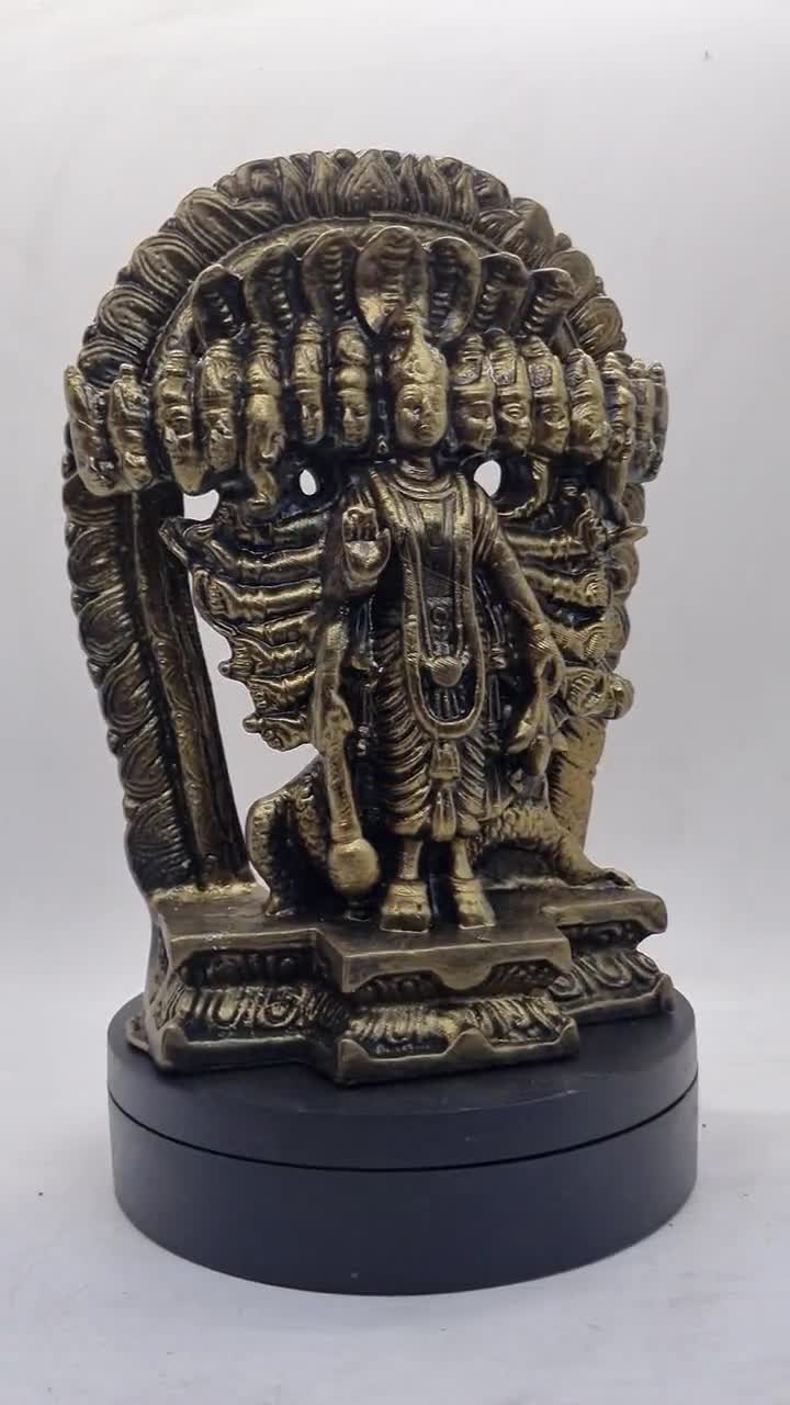 金色のヴィシュヌ・クリシュナのヴィシュヴァルパ、ヒンドゥー教の神の