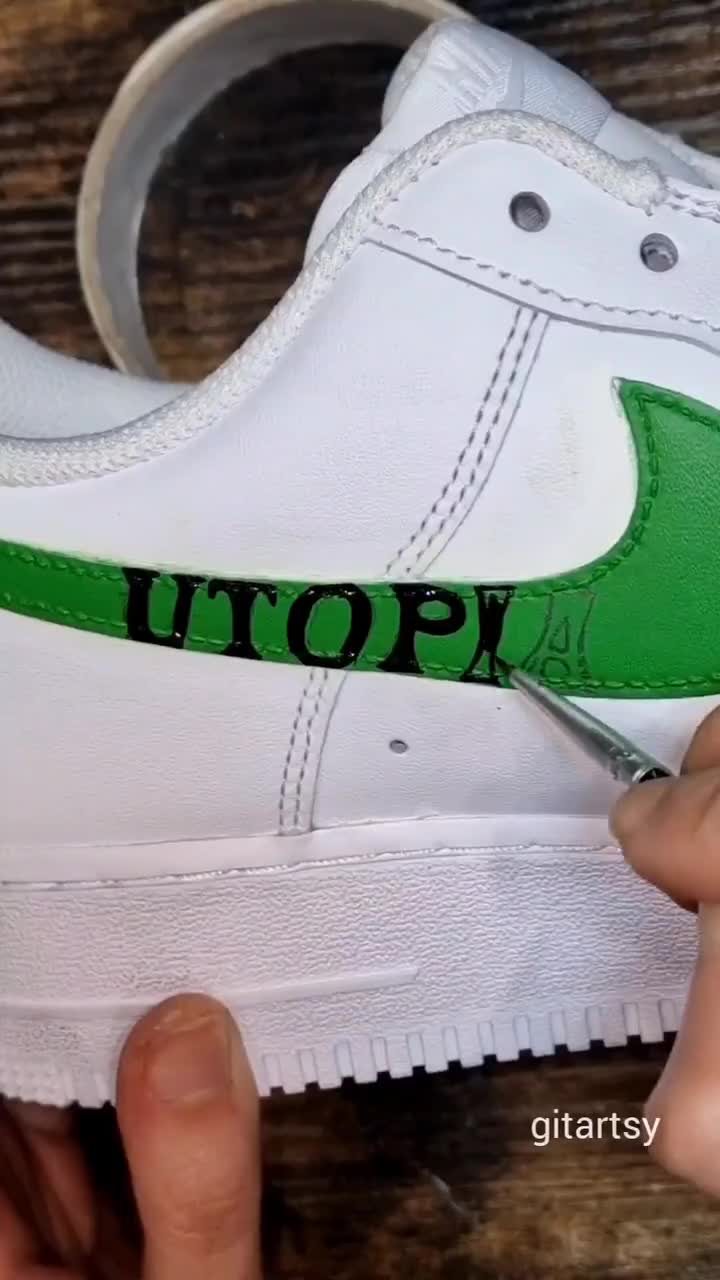 Handmålade Nike Air Force 1-sneakers med din favoritsångare och sångtext - Personliga skor för musikälskare - Travis Scott video poster