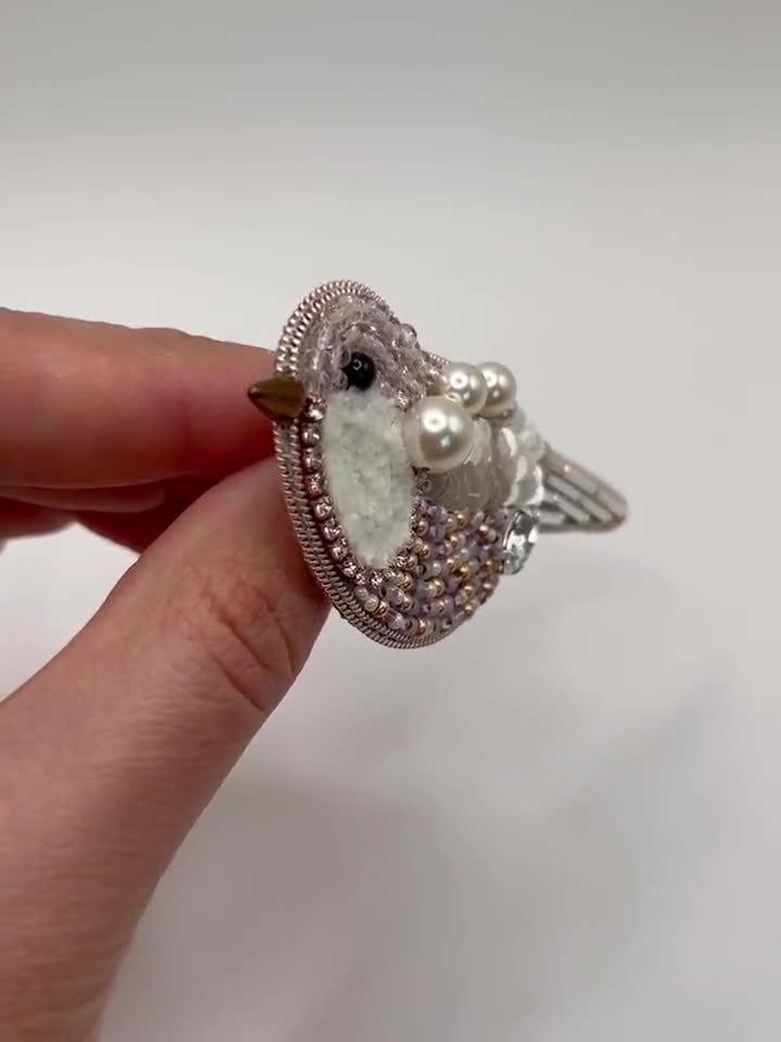 ビーズの鳥のブローチ：ダスティブラッシュピンク、スパンコールと