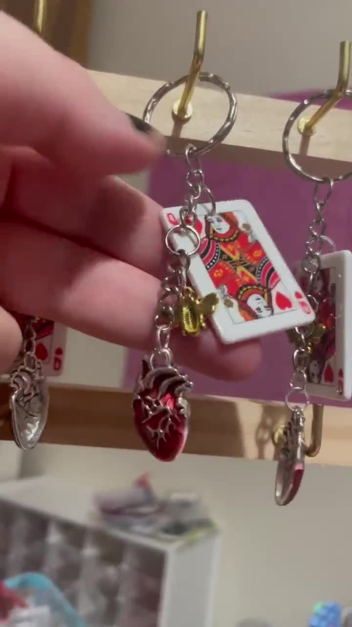 Llavero inspirado en las avispas chaqueta amarilla / Shauna Misty Lottie Taissa Jackie / Regalos lésbicos - la naturaleza - reina de las astas - regalos queer video poster