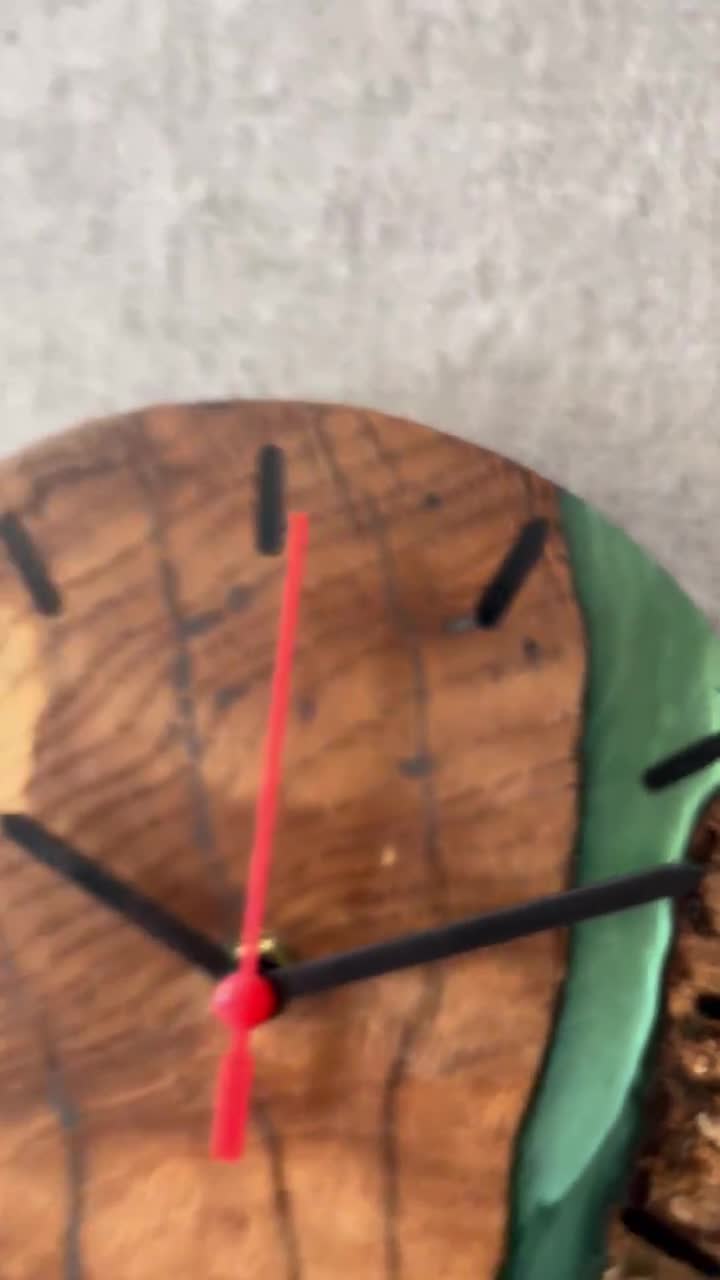 Horloge De Bureau En Bois - Détails Résine Verte - Fait Main - Style Rustique - UK