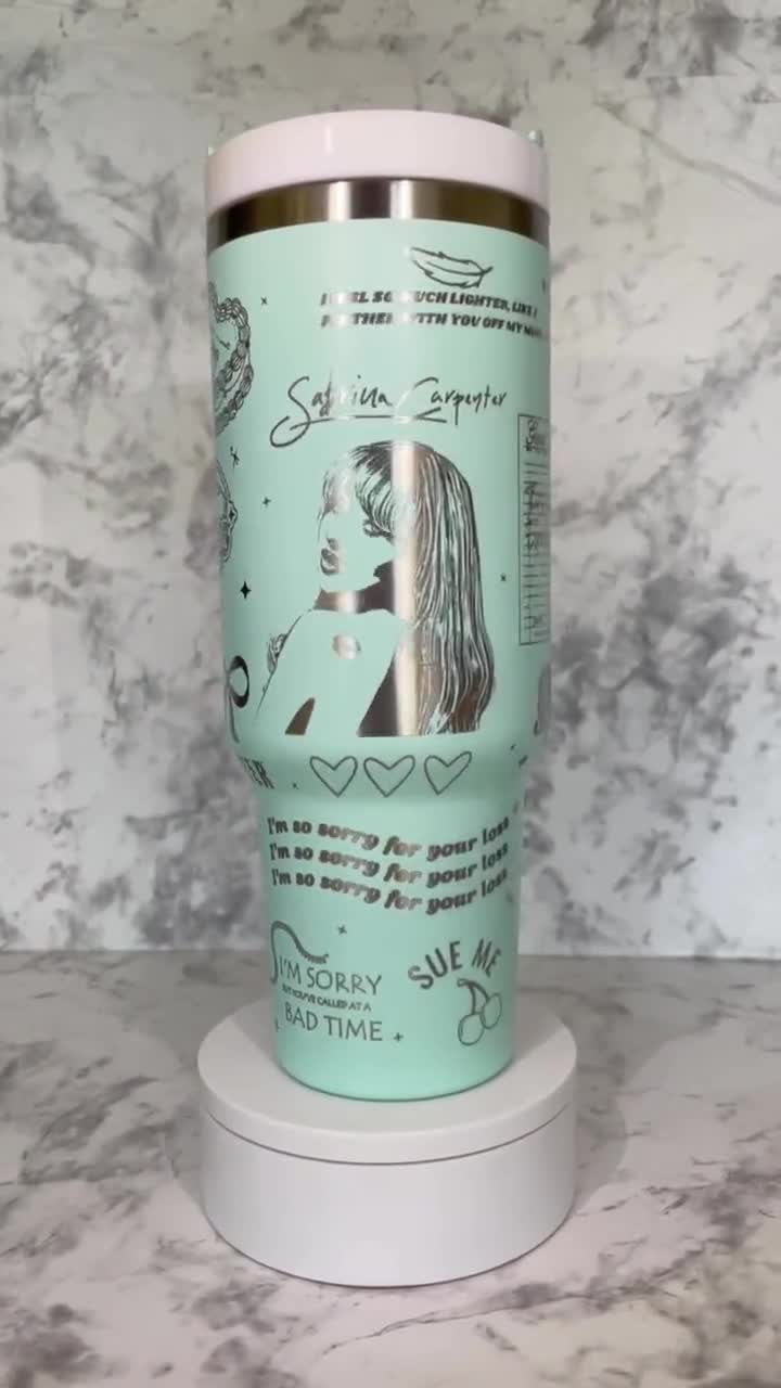 Dumble Book Limited Edition 直筆サイン入り ダンブル Sabrina Carpenter Engraved 40oz Stanley Styled Tumbler With
