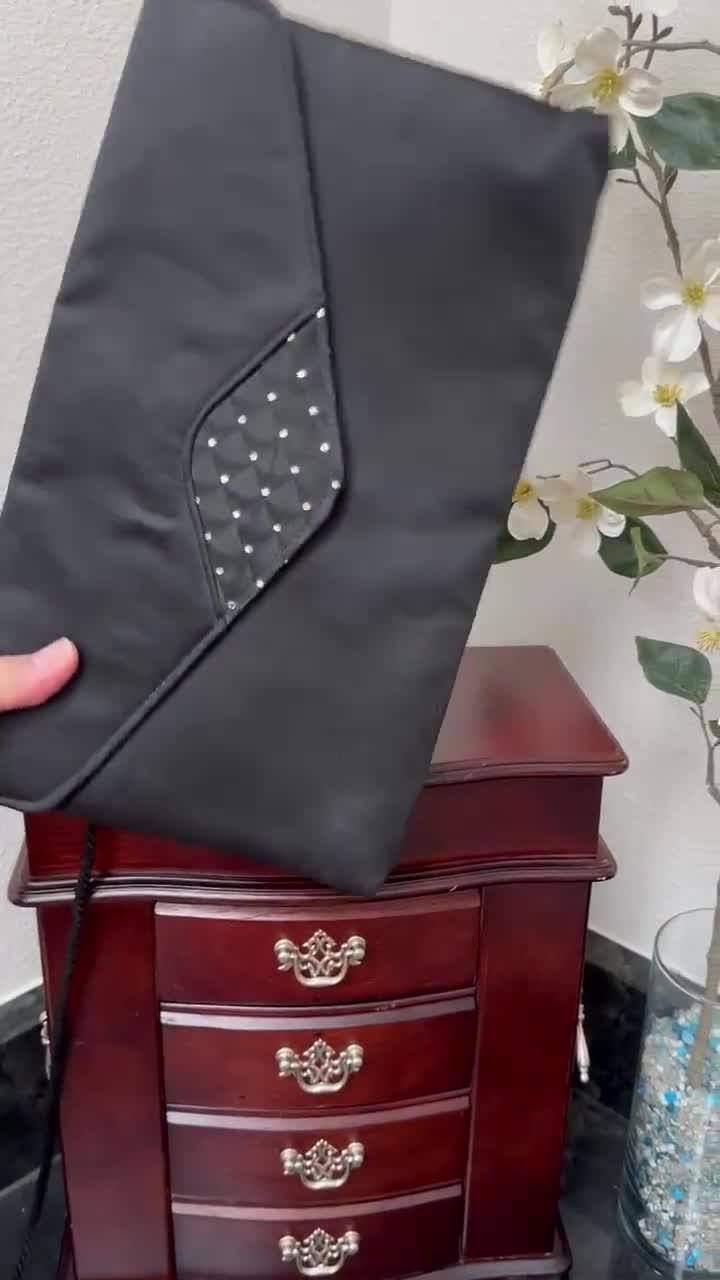 Bolso de mano tipo sobre vintage de satén negro: bolso de noche de los años 70 con correa de cordón. video poster