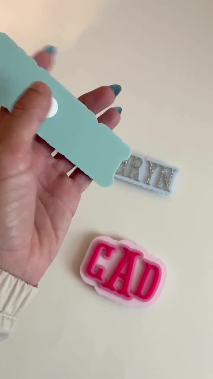 Dije para bolso Bogg / Placa con nombre para bolso de playa / Etiqueta con nombre personalizada para bolso de playa / Etiqueta con nombre para bolso Bogg / Dije con inicial para bolso Bogg / Acrílico personalizado video poster
