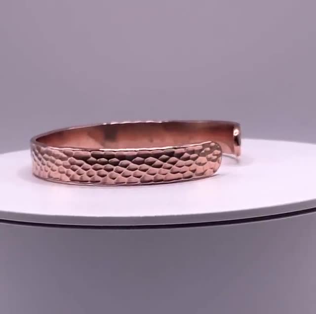 La Donna Indipendente Splendida Che Posa Nel Boho Fatto a Mano Copre
