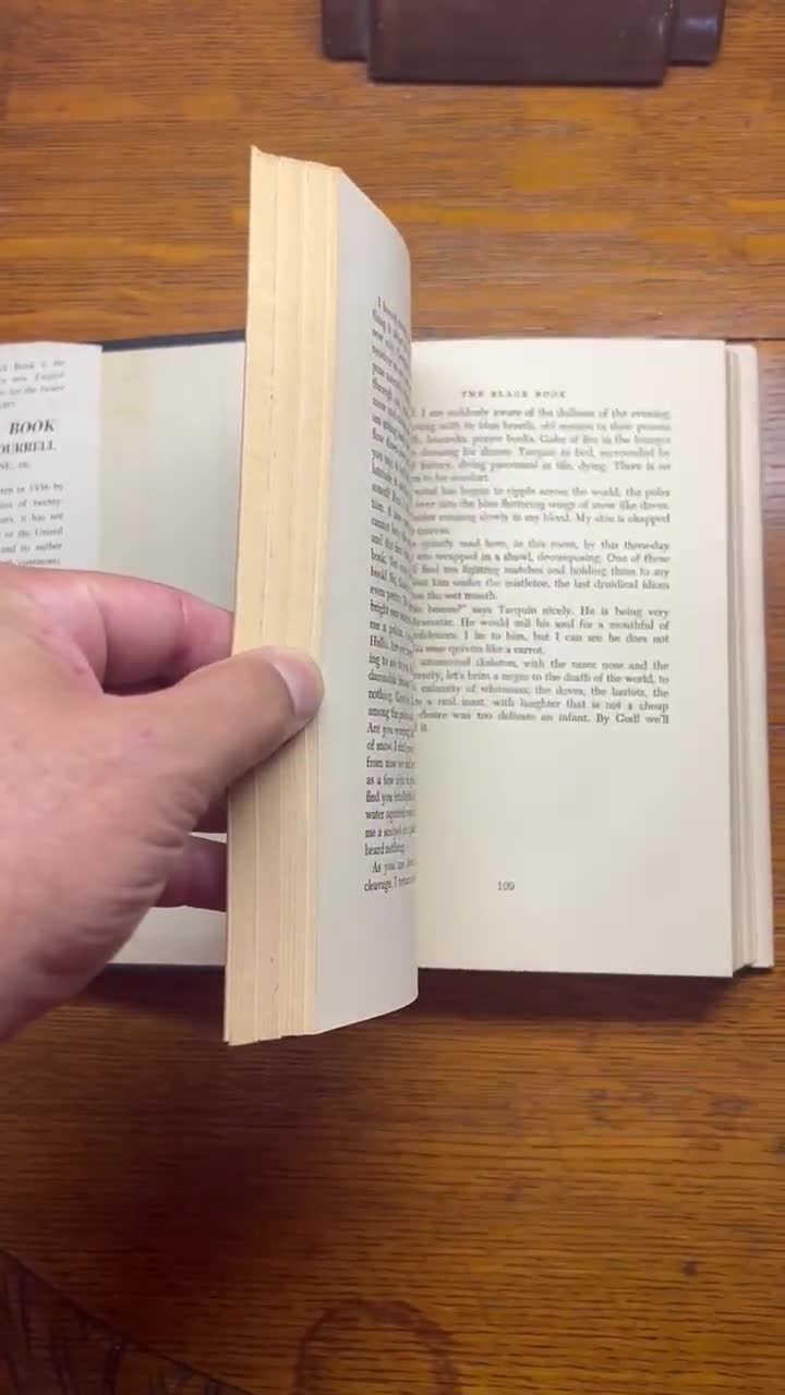 El libro negro de Lawrence Durrell - Primera edición (Copyright 1960) video poster