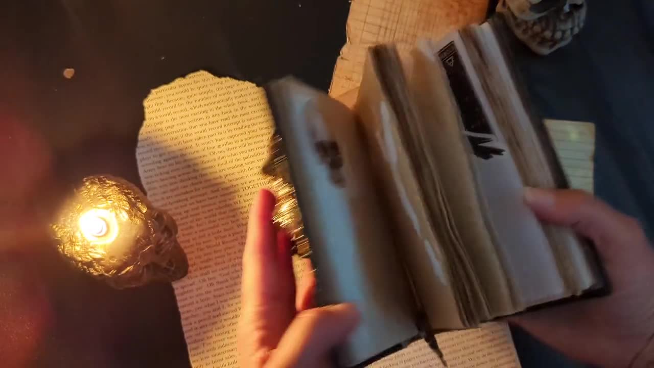 Libro de hechizos Grimorio – Diario hecho a mano del Libro de las Sombras – Cuaderno de regalo inspirado en el Necronomicón video poster