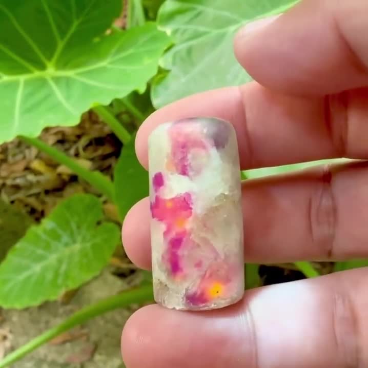 34x17.7 mm ハックマナイト 宝石: 希少なUVカラーチェンジソーダライト